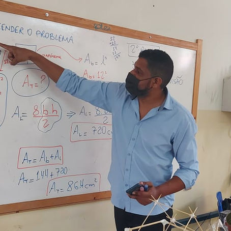 Estagiários/pibidianos  do 6º período contribuem na preparação dos alunos para as provas SAEB e ENEM