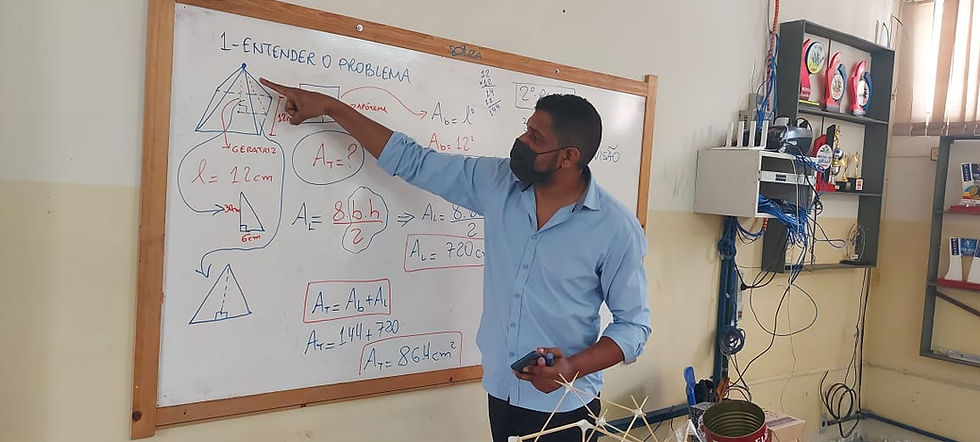Estagiários/pibidianos  do 6º período contribuem na preparação dos alunos para as provas SAEB e ENEM