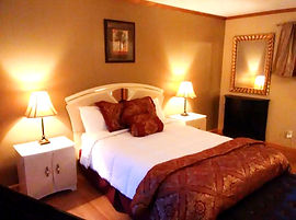 Standard%20queen%20room_edited.jpg