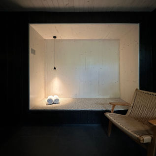 jasna wnęka, wnęka, gorący kamień, super sauna, sauna na wyłączność, czarna sauna, designerska sauna, nowoczesne wnętrze