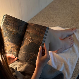 gorący kamień, odpoczynek na kamieniu, podgrzewany kamień, sauna, książka, poczytaj i zrelaksuj się w saunie, jaka lektura do sauny