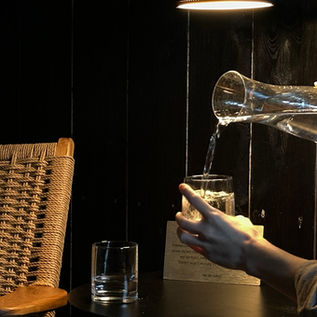 udogodnienia w saunie, napij się, zrelaksuj się, odpocznij, czarna sauna, projekt cisza, nowoczesna sauna