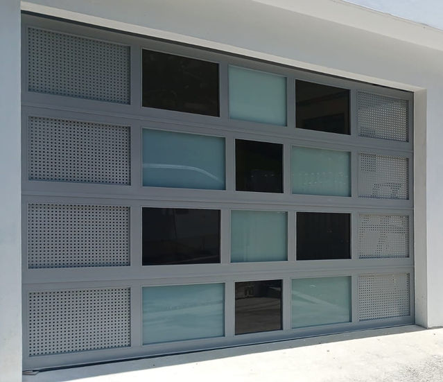 Puerta de garaje en aluminio y vidrio