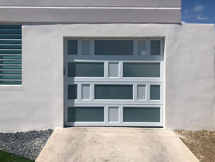 Puerta de garaje en aluminio y vidrio