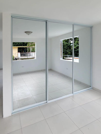Puertas de espejo para closet de habitación.