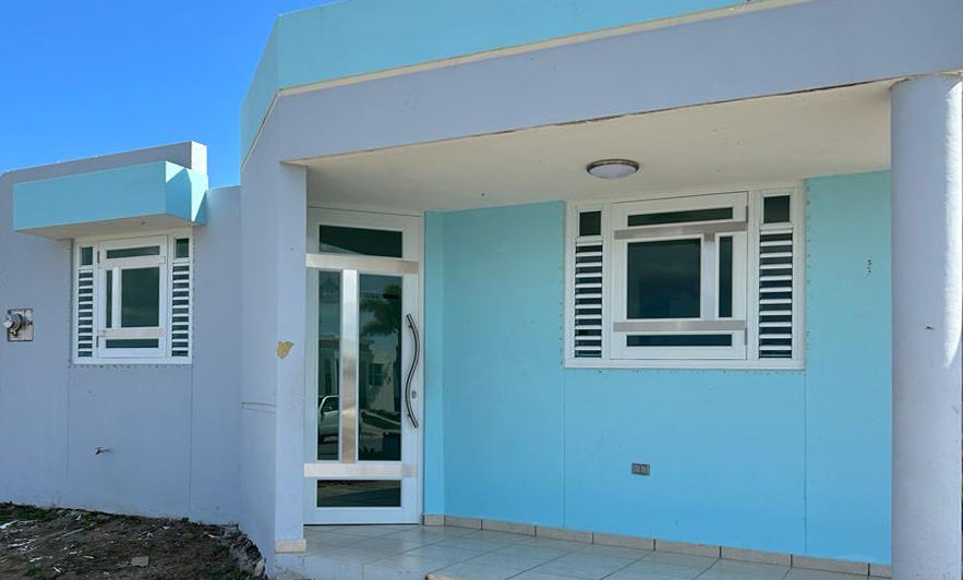 Puerta de seguridad y ventanas casement y lamas