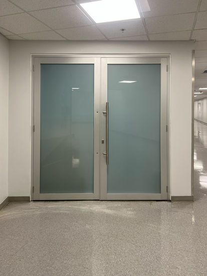 Doble puerta de aluminio y vidrio