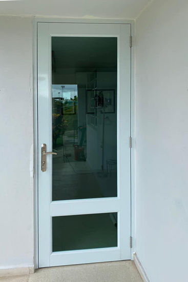 Puerta de aluminio y vidrio