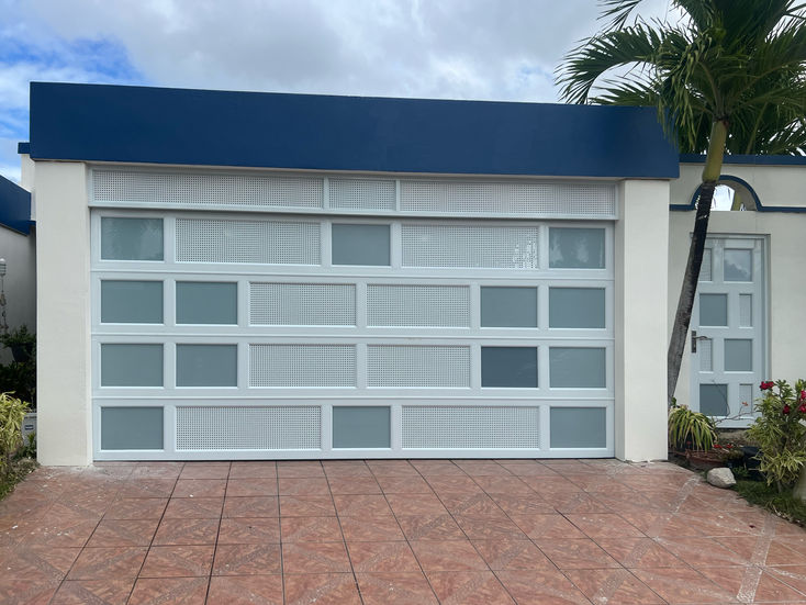 Puerta de garaje en aluminio y vidrio