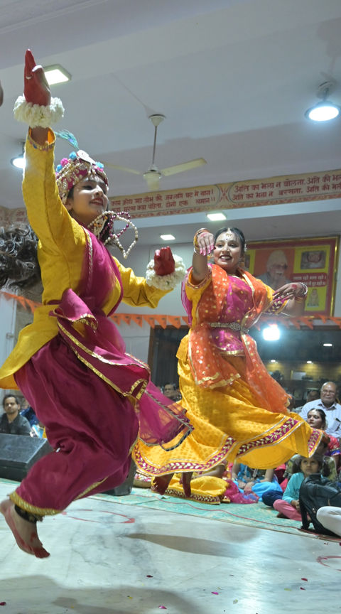 Kathak dancer performing chakkars and abhinaya in live interactive online Kathak classes