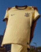 Camisa III do Corinthians, do ano de 2023, sendo erguida. È uma camisa amarela que tem os logos do C