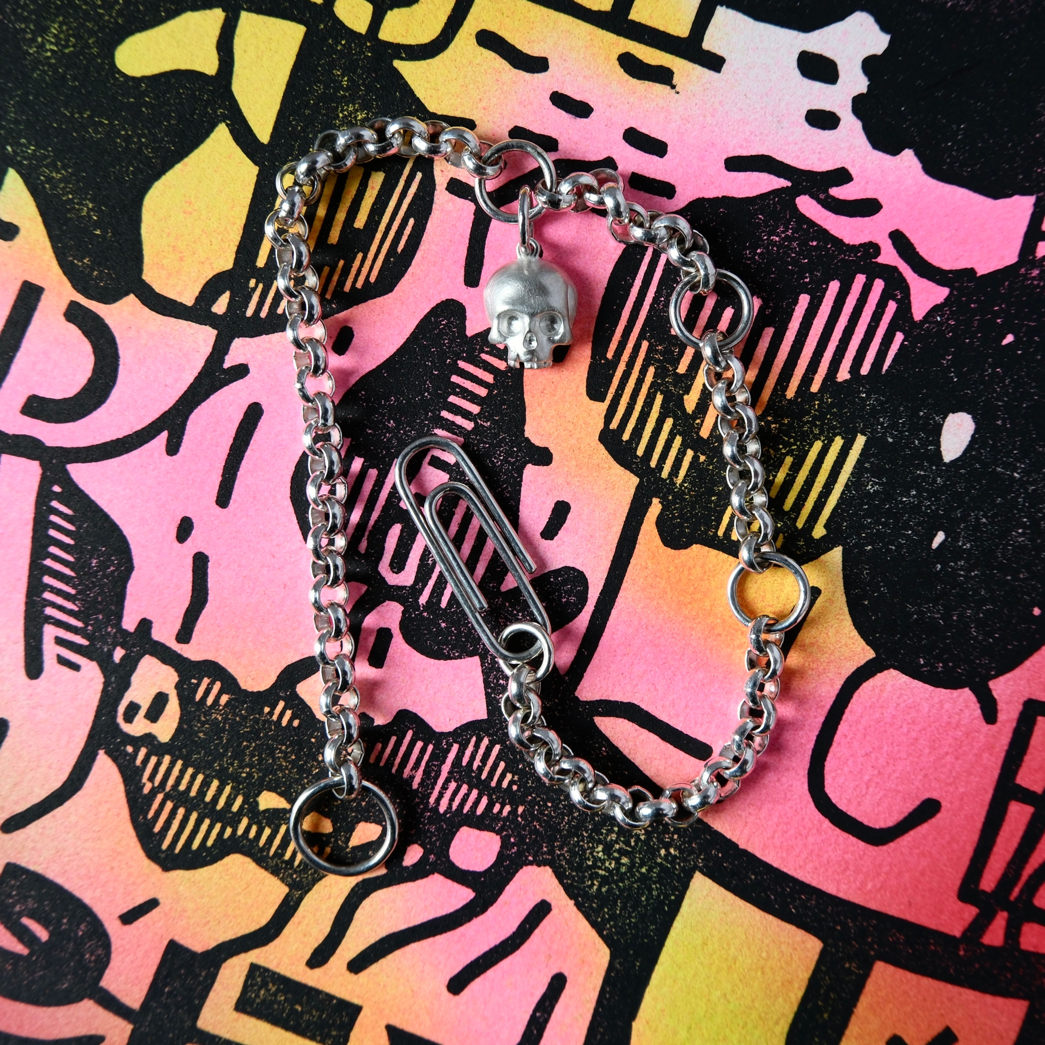 Clip, shackle belcher bracelet with skull