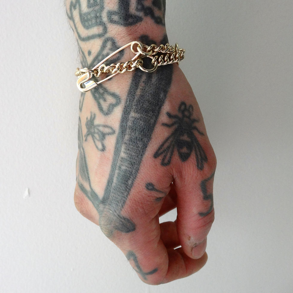 Thumbnail: Pin, shackle curb bracelet