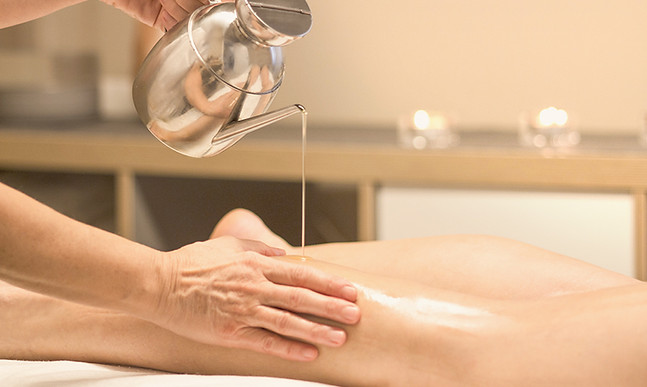 Abhyanga-Ganzkoerperoelmassage-soleil-Ge