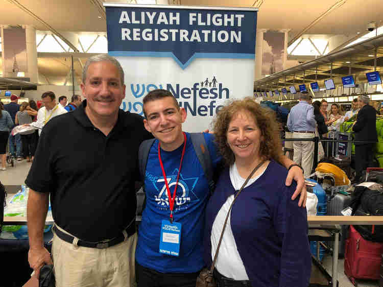 Oleh Nathan Schachter with his parents at the airport
