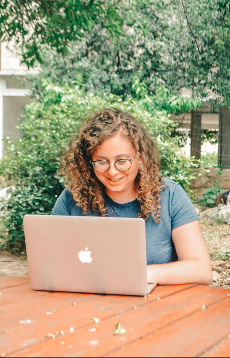 Oleh Helena Baker working outside on her laptop