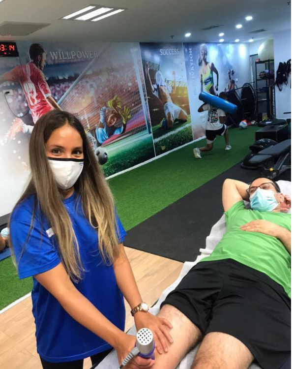 Physiotherapist and Masa participant, Cinthia Grunwald, attending to the knee of a female patient