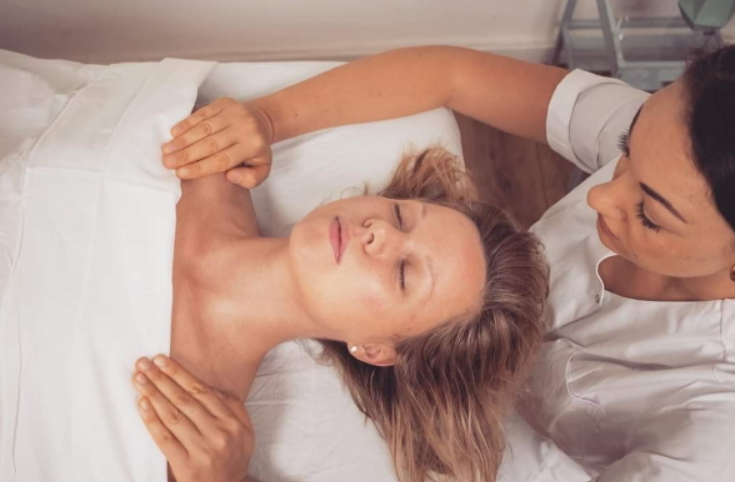 Olah Yudith Guttman giving a massage to a female client