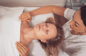 Olah Yudith Guttman giving a massage to a female client