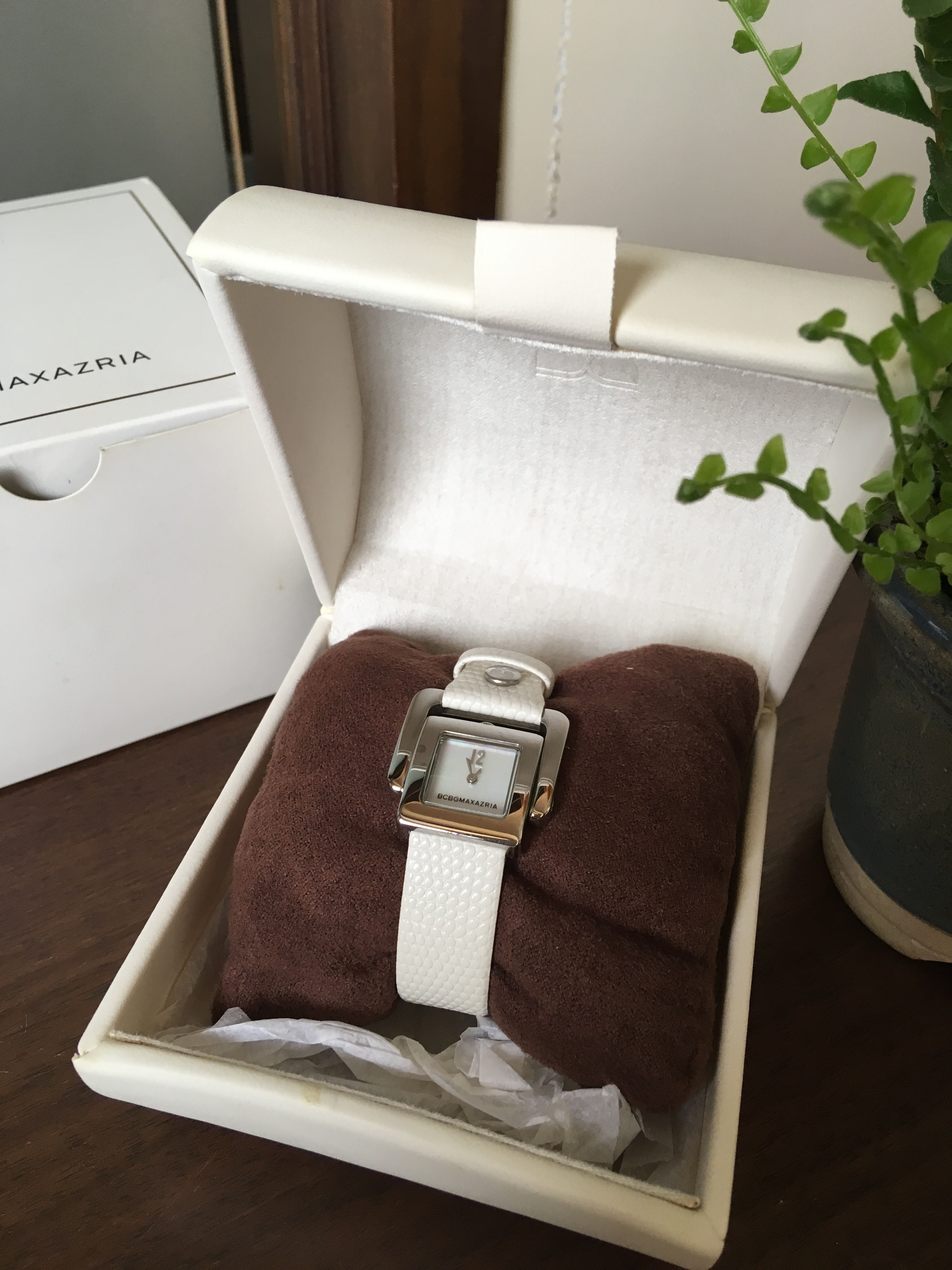 BCBG Maxazria白珍珠母貝真皮手錶