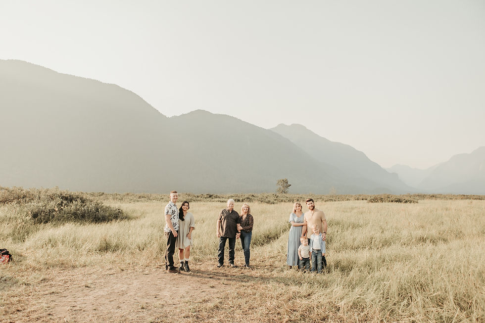Extended family photo with mountains with Vancouver photographer Meliza Orellana Photography
