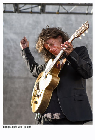 Pat Metheny literally between shadows and light!