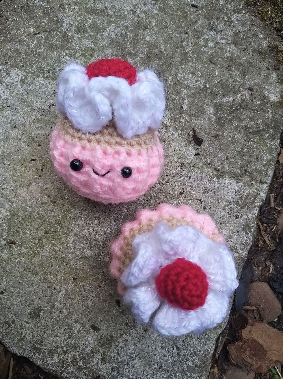 Thumbnail: crochet amigurumi cupcake