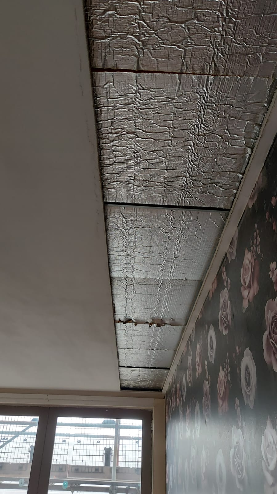 Ceiling void exposed beside a wall lining, Oak Square