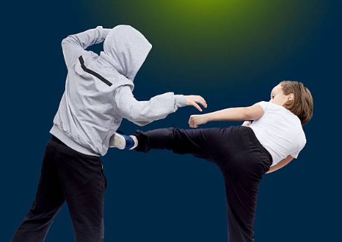 Vous voulez que vos enfants apprennent à se défendre en pratiquant le krav maga. David Masset les accueille à partir de 5 ans sur Biarritz, Anglet, Bayonne et saint Gaudens.