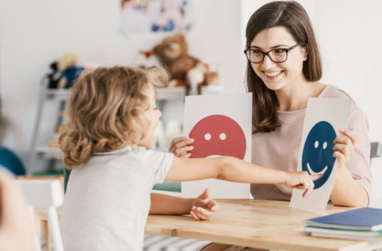 David Masset propose des séances de sophrologie à destination des enfants à partir de 5 ans. Entre détente musculaire, et visualisation les outils du bien être des enfants.
