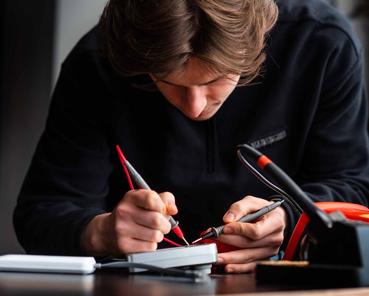 7 Reasons Why Hardware Startups are Difficult (With Solutions)