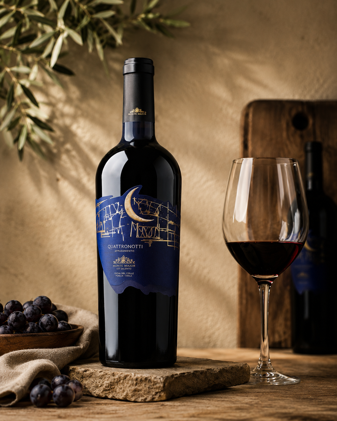 Vorderseite Flasche Negramaro Quattro Notti, blaues Etikett mit goldenen Ornamenten und einem goldenen Mond. ,075l Flasche