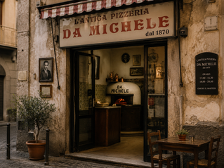 Alte Pizzeria in einer Straße in Neapel