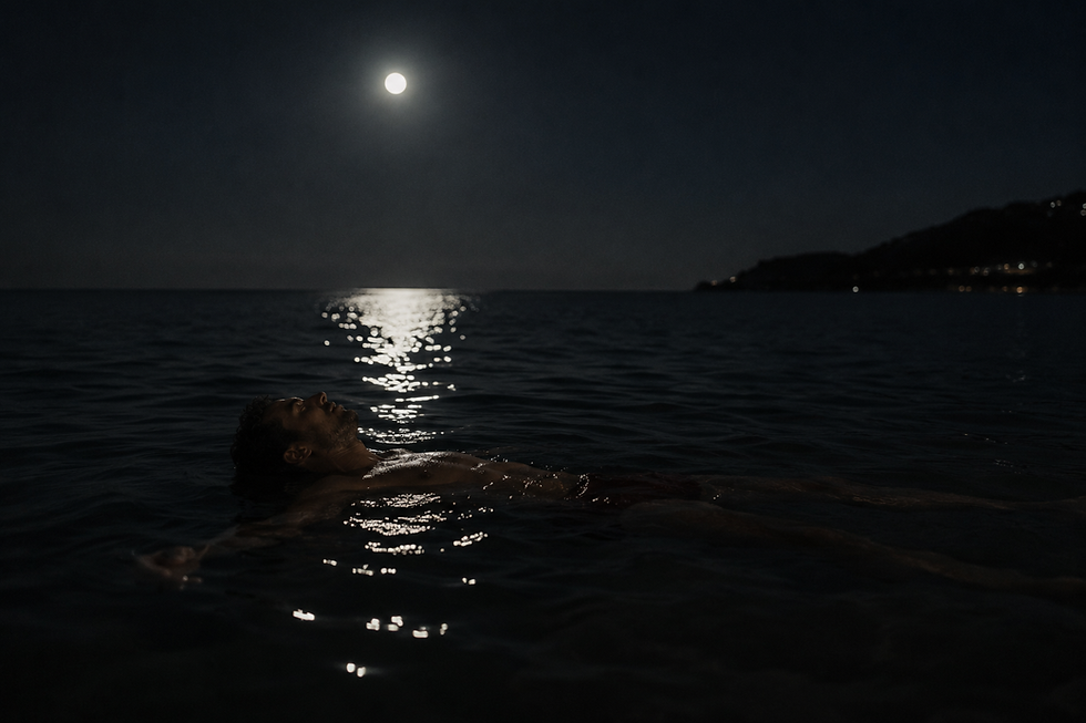 Mann treibt nachts im dunklen Meer, Mond spiegelt sich auf dem Wasser, Küste im Hintergrund.