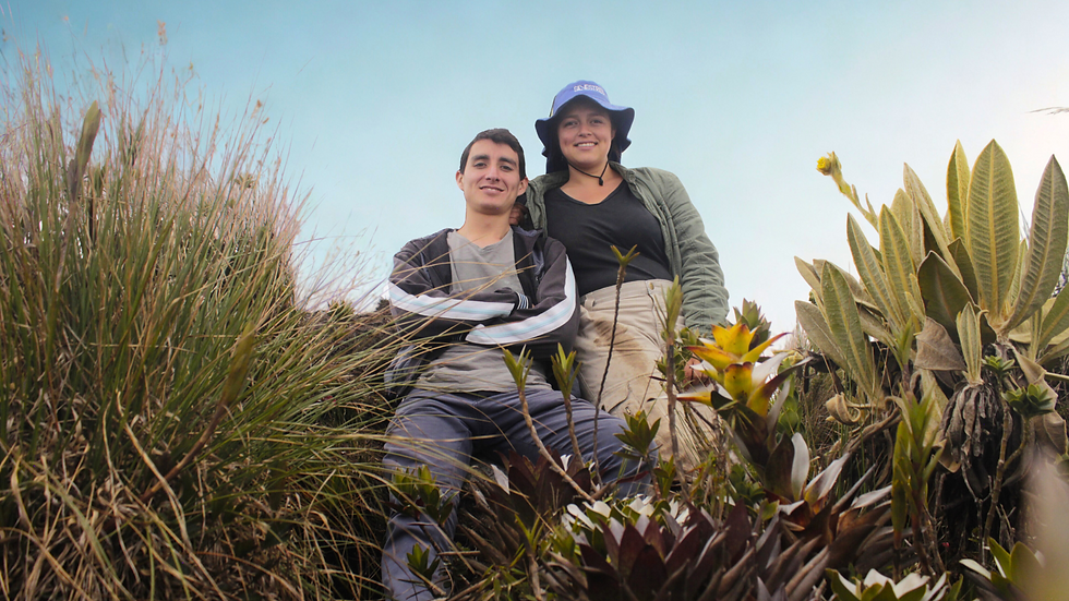 David Sánchez y Yudy Gallego durante la primera salida de campo en el páramo de Sonsón, donde comenzaron las observaciones que llevarían al descubrimiento y descripción de la Orquídea Maitamá (Pleurothallis maitamae).