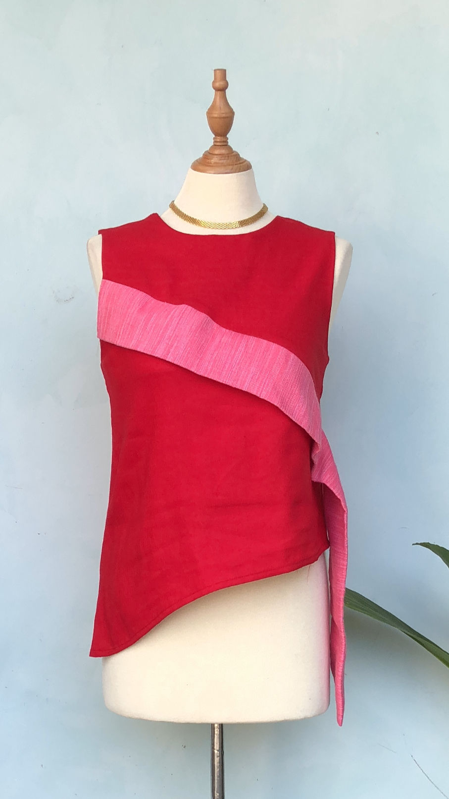 Thumbnail: Cheery Round Neck Sleeveless With Diagonal Accent