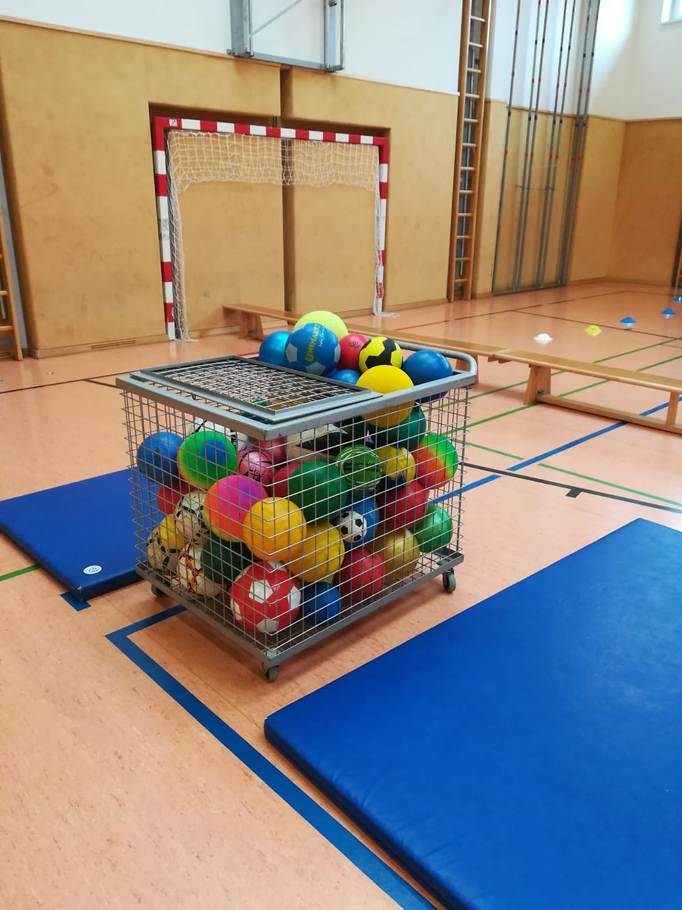 Der Fußballverein zu Besuch in der Volksschule