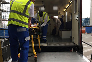 Equipo de tierra de SkyCare Global traslada a un paciente en camilla al avión con elevador médico