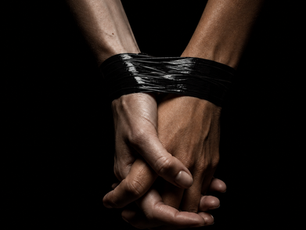 Mains de femmes, doigts entrelacés et poignets reliés sur fond noir, illustration du poème Prisonnières de Nina Astone