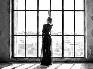 Femme blonde au carré en contre-jour devant une immense fenêtre, illustration du poème Babydoll de Nina Astone