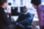 Des collaborateurs discutent en agence