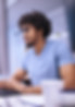 Homme travaillant à distance sur un pc