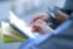 Deux personnes analysent et travaillent sur un projet
