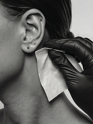 Piercing Pflege Model Schwarz Weiss.png