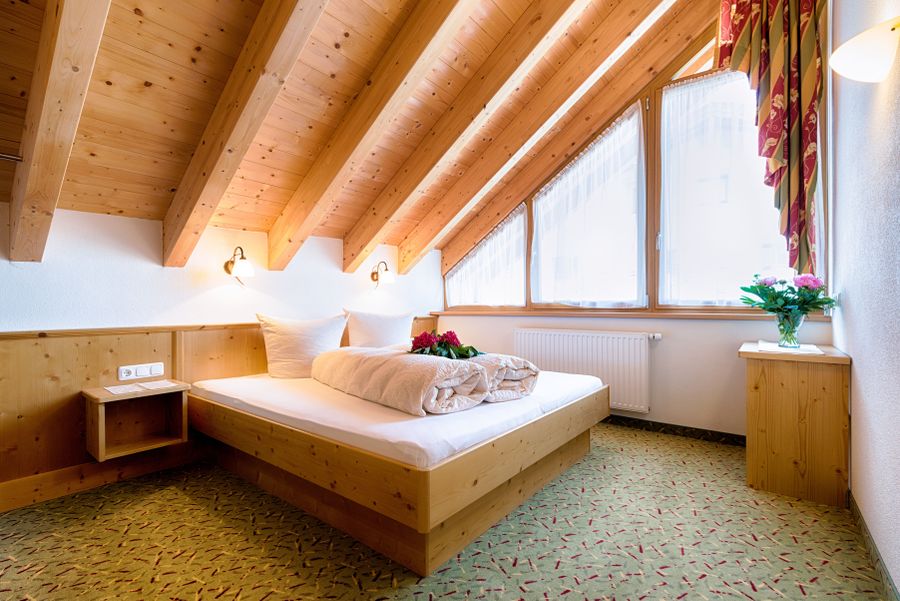 Schlafzimmer im Appartement Bifang mit Dachschräge