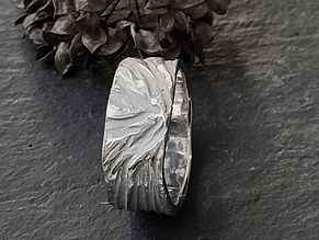 Découvrez Hespérides Bijoux par Anne Hirtzlin, créatrice suisse de bijoux uniques et alliances sur mesure. Élégance et artisanat pour des moments précieux.