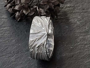 Découvrez Hespérides Bijoux par Anne Hirtzlin, créatrice suisse de bijoux uniques et alliances sur mesure. Élégance et artisanat pour des moments précieux.