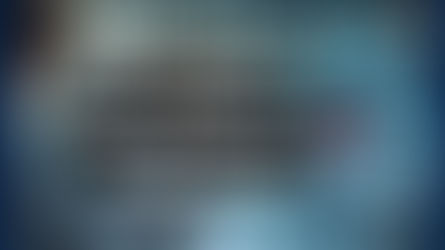 Professionnel IT utilisant un copilote IA en revue de code