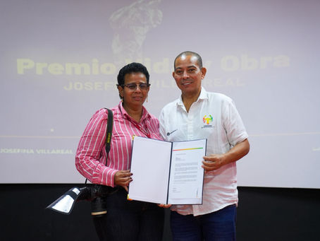 El marco de la 13° edición del Premio de Periodismo Ernesto McCausland Sojo, se realizará un homenaje a la periodista y reportera gráfica Josefina Villarreal, por su trayectoria ejemplar en el ejercicio del periodismo con el reconocimiento Vida y Obra, cuya carrera ha estado dedicada a narrar, desde la sensibilidad de su lente y la riqueza visual de las historias que construyen la memoria del Carnaval de Barranquilla.