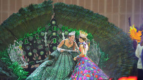 Más de 500 bailarines le dieron vida a la puesta en escena titulada ‘Aquí Suena’, donde revivieron las diferentes décadas musicales. Barranquilla dio inicio a la celebración del Carnaval 2026 del 14 al 17 de febrero.